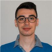 Studente di Matematica impartisce ripetizioni a studenti delle scuole superiori e dell'università